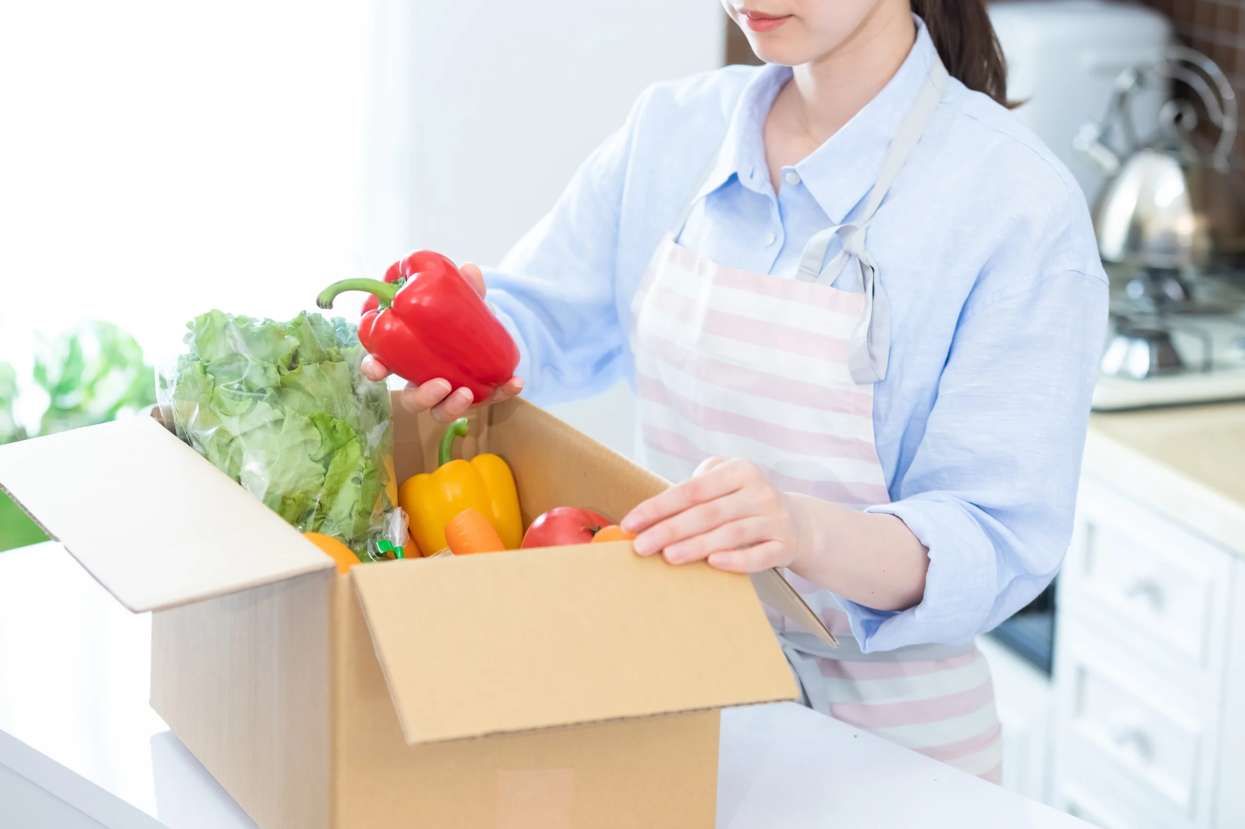 梱包されて届いた野菜を取り出しています